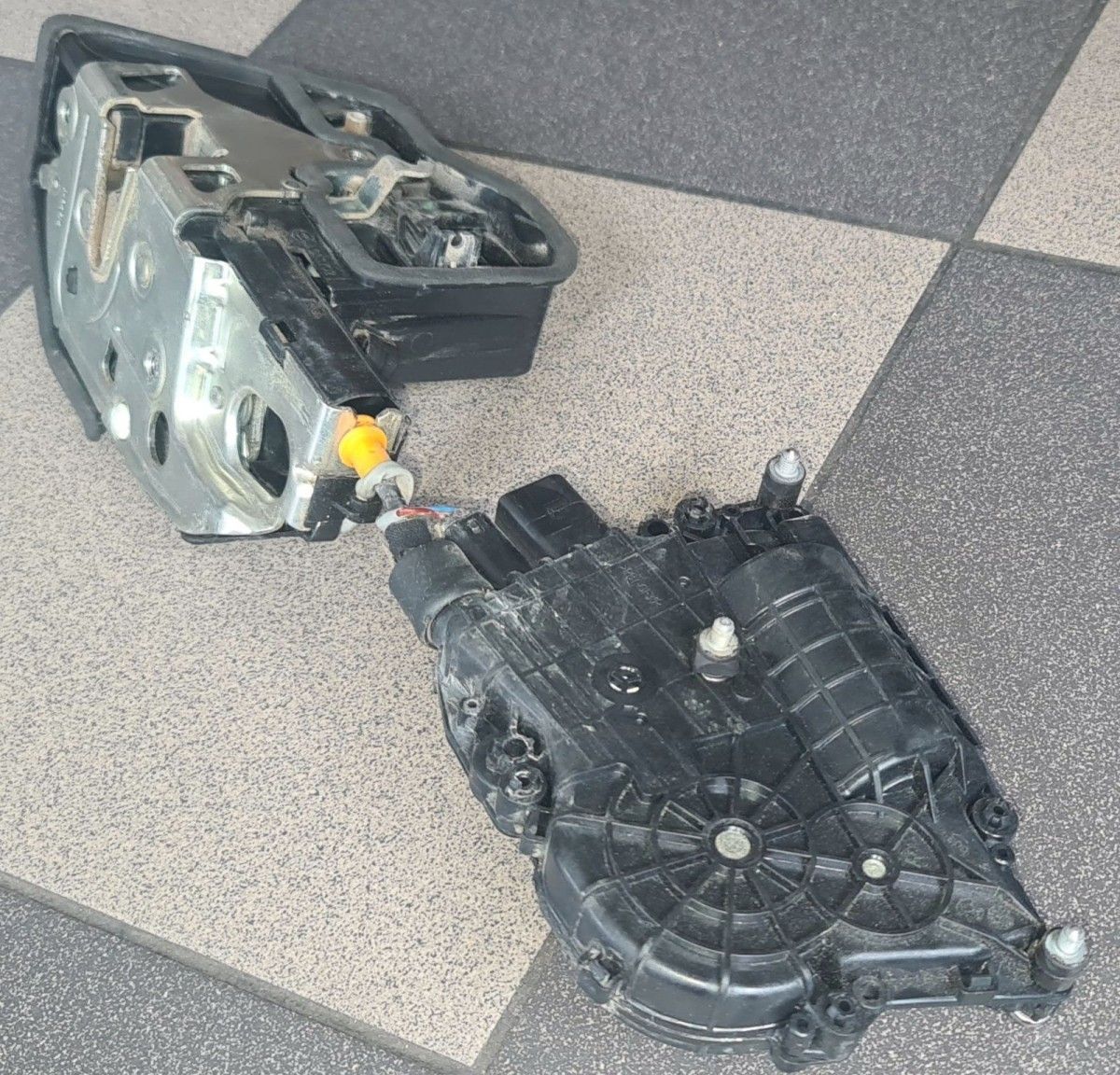 BMW Original E70 X5 Türschloss Softclose Hinten Links