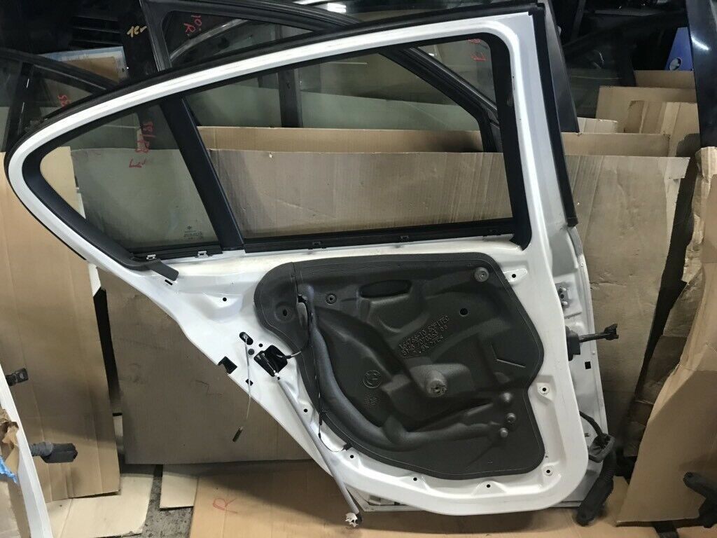 BMW original E87/E88 rear L door in white color, top condition,