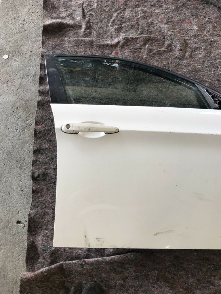 BMW original E90 door passenger side complete with door handle, tax