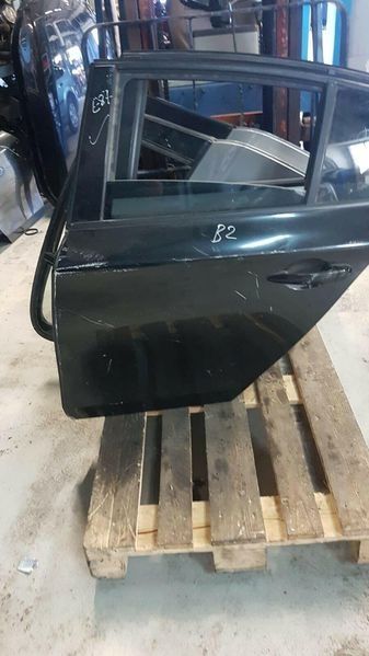 BMW 1 series E87 LCI driver's side rear left door with window regulator