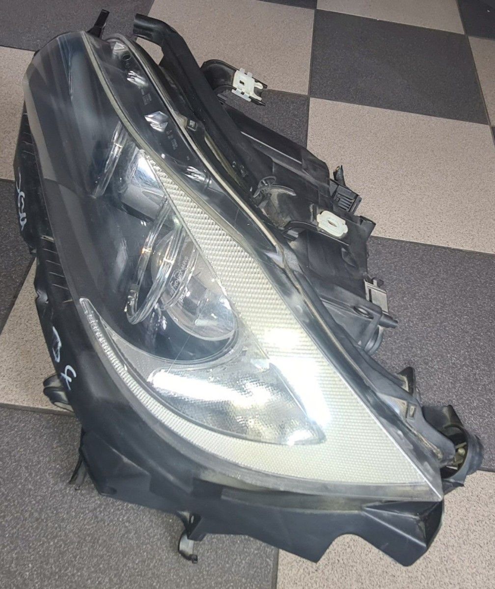 BMW original E90 headlight with cornering light on the left