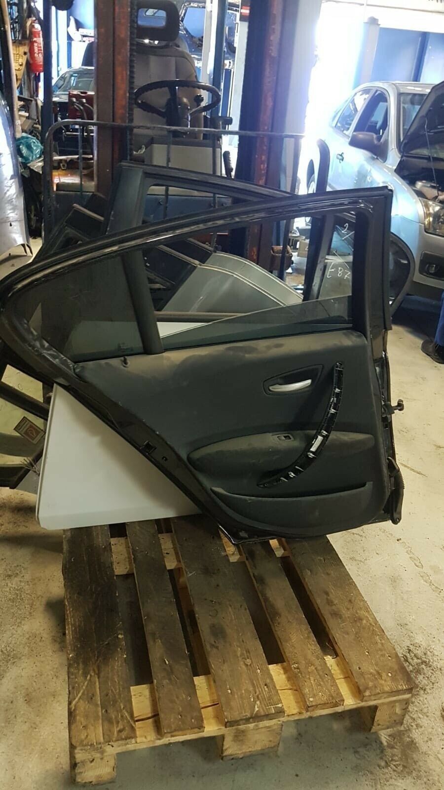 BMW 1 series E87 LCI driver's side rear left door with window regulator facelift