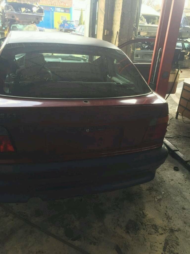 BMW E36 Compact in Calypsorot- Metallic Farbe zum Schlachten