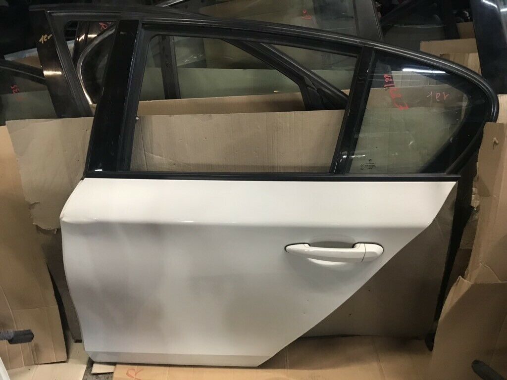 BMW original E87/E88 rear L door in white color, top condition,