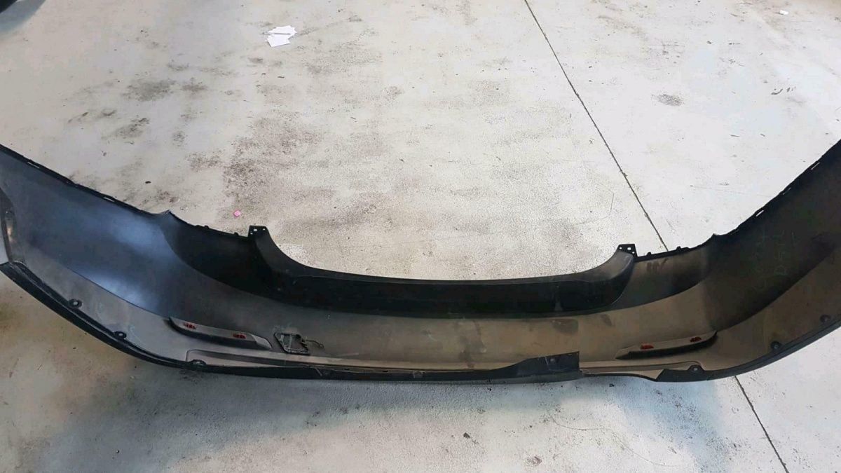 original Heckstoßstange für BMW F30 in Schwarz Farbe, guten Zusta