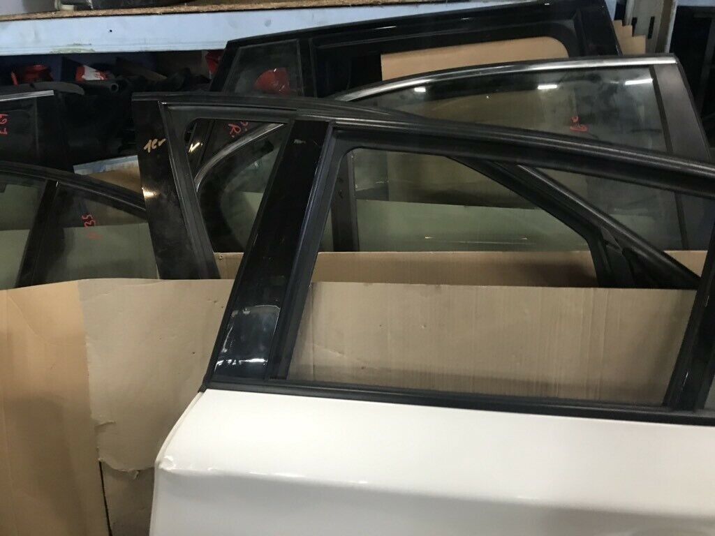 BMW original E87/E88 rear L door in white color, top condition,